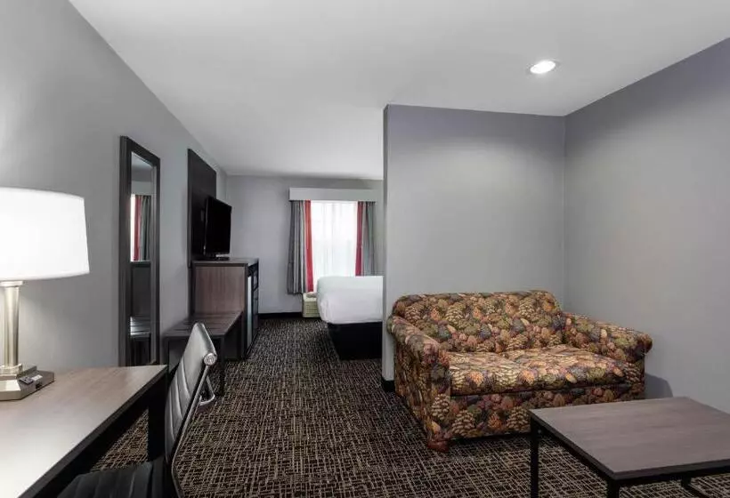 キングサイズベッドのデラックススイート, Ramada By Wyndham Sellersburg/louisville North