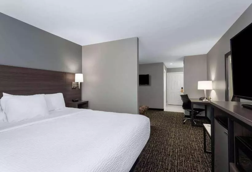 キングサイズベッドのデラックススイート, Ramada By Wyndham Sellersburg/louisville North