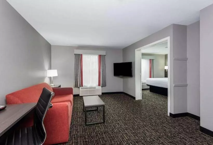 スーペリアースイート, Ramada By Wyndham Sellersburg/louisville North