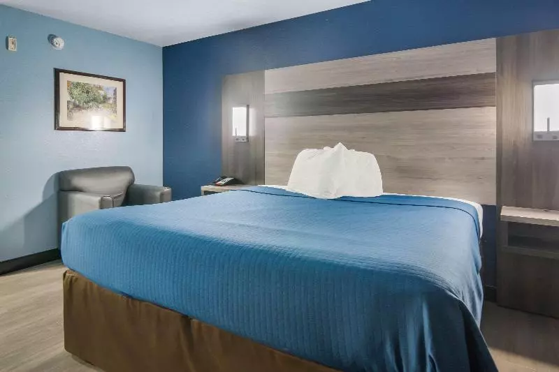 キングサイズベッドのスタンダードルーム, Rodeway Inn Carrollton I 35e