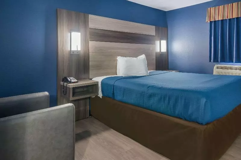 キングサイズベッドのスタンダードルーム, Rodeway Inn Carrollton I 35e