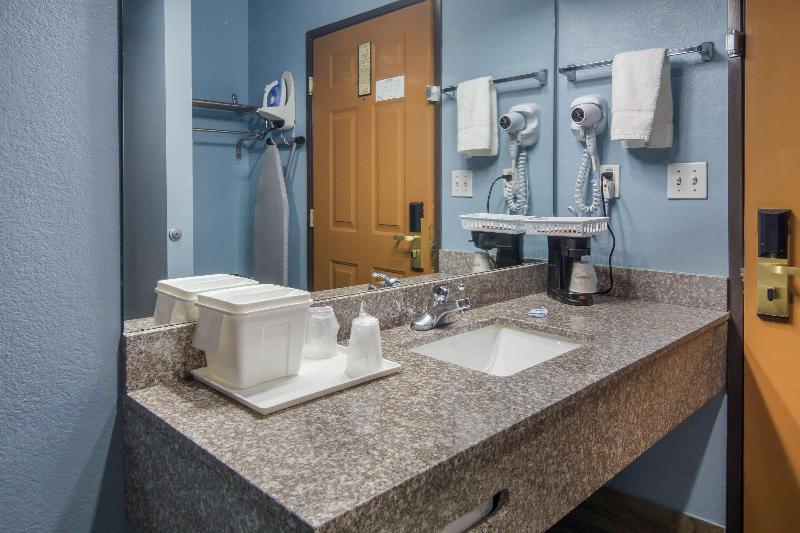 带大床的标准间, Rodeway Inn Carrollton I 35e