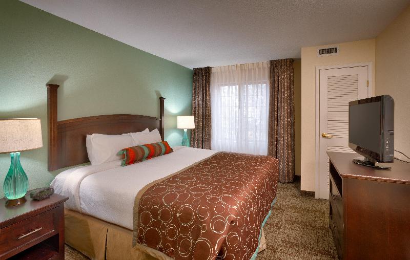 מיטת קינג בסוויטה, Staybridge Suites Peoria Downtown, An Ihg