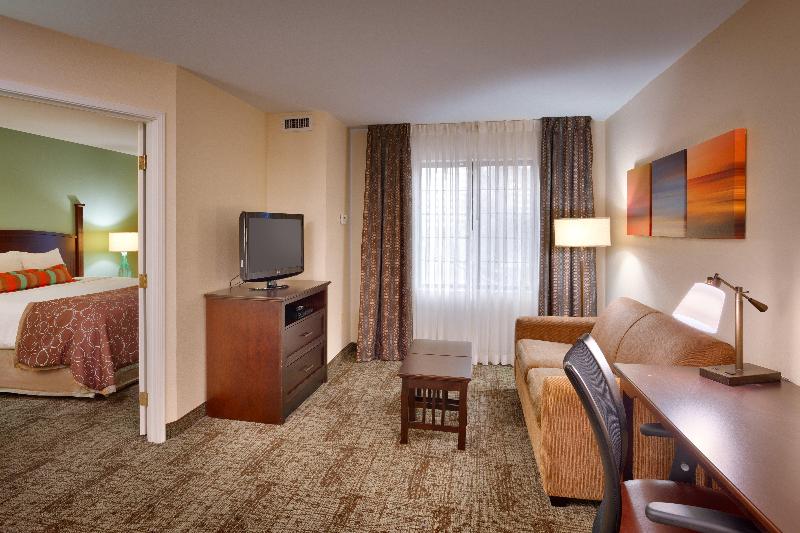 מיטת קינג בסוויטה, Staybridge Suites Peoria Downtown, An Ihg