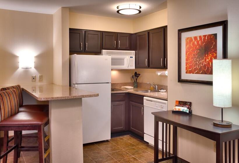 מיטת קינג בסוויטה, Staybridge Suites Peoria Downtown, An Ihg