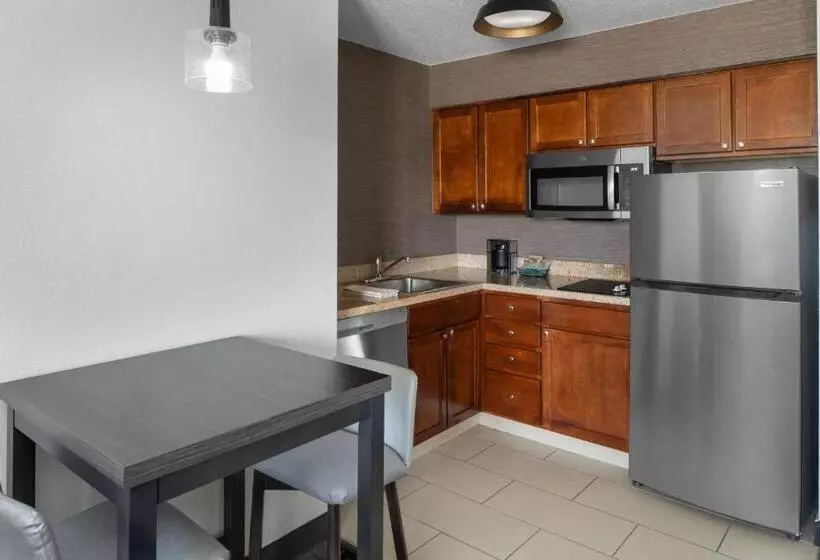 キングサイドベッドのスタンダードワンルーム, Residence Inn Long Island Holtsville