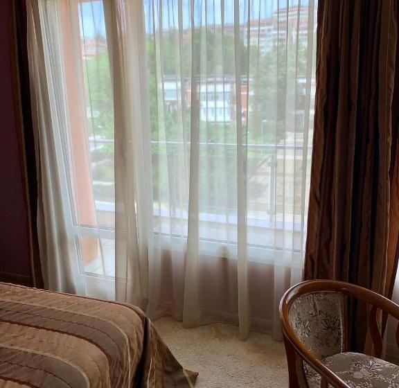 バルコニー付きジュニアスイート, Elena