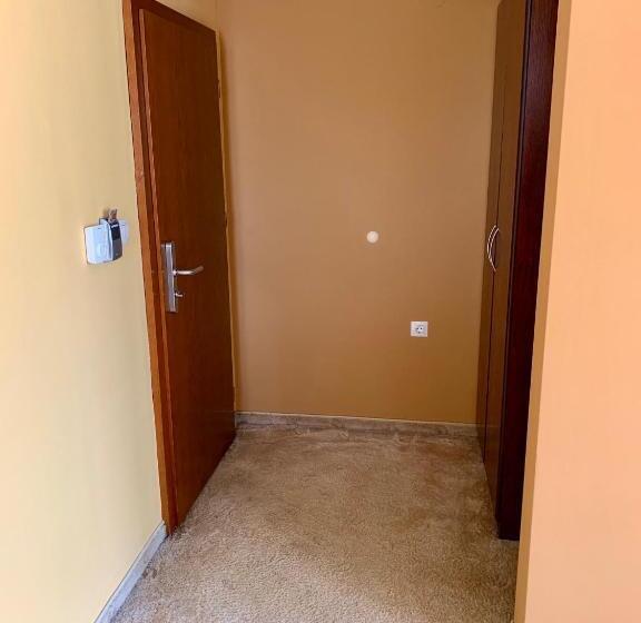 スタンダードスタジオ, Elena