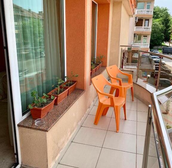 スタンダードスタジオ, Elena