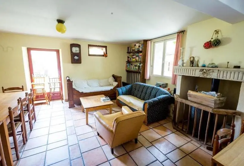 スタンダード４人部屋, Chambres D Hôtes Domaine Du Bourg