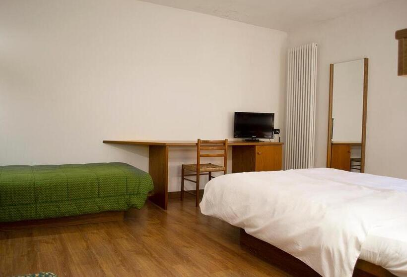 חדר קומפורט לשלושה, Compet