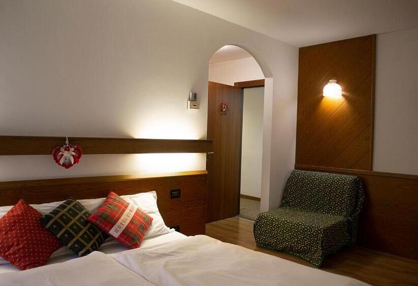 חדר קומפורט לשלושה, Compet