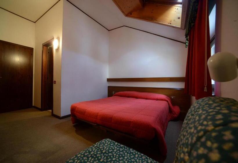 חדר קומפורט לשלושה, Compet