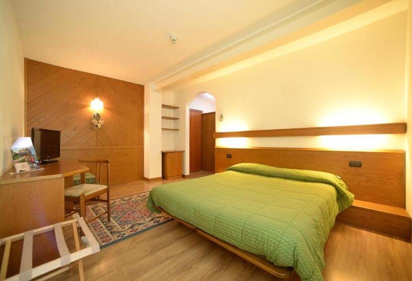 חדר קומפורט לשלושה, Compet