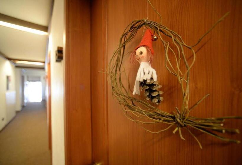 חדר משפחתי, Compet