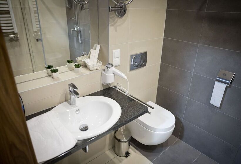 스탠다드 트리플 룸, Lando