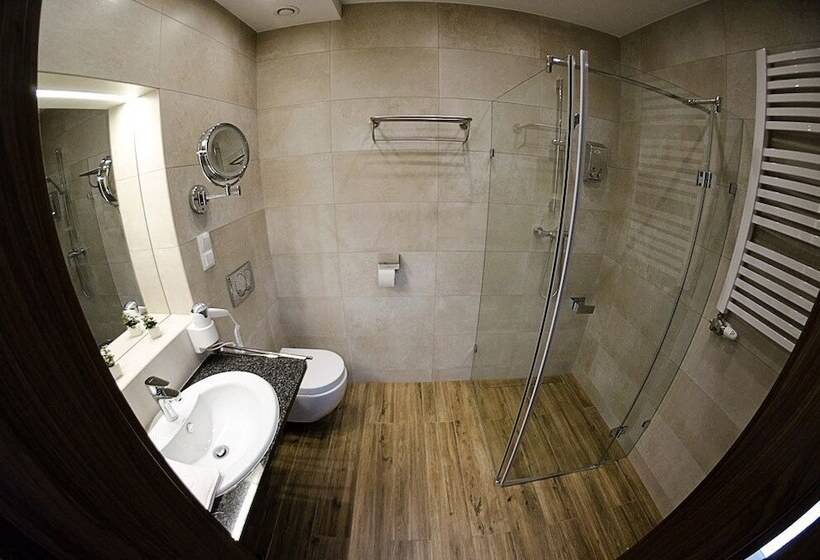 스탠다드 트리플 룸, Lando