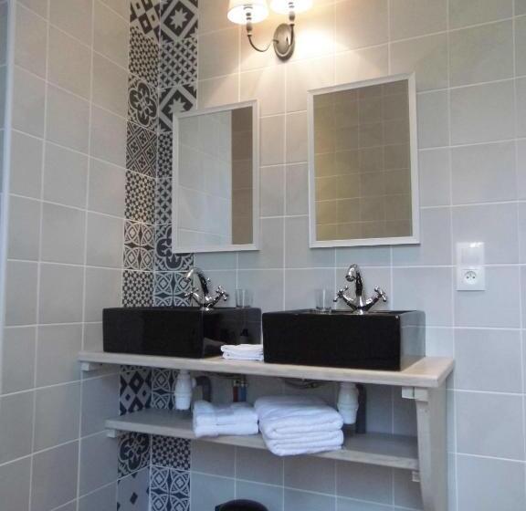 标准三人间, Moulin D Amour