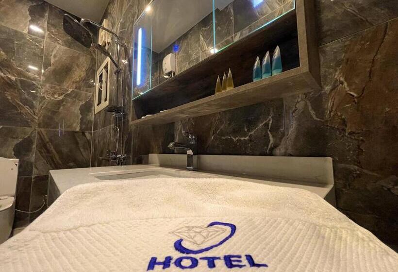 إستوديو ديلوكس, Crystal Blue