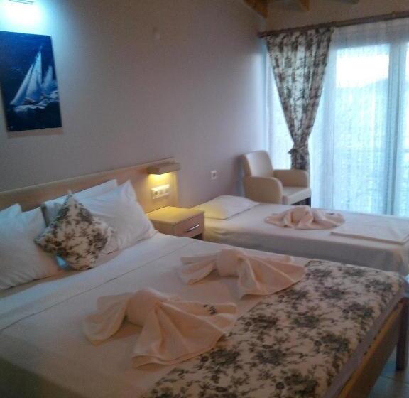 חדר דלוקס לשלושה, Mola