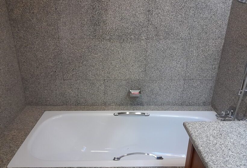 Люкс, Songphanburi