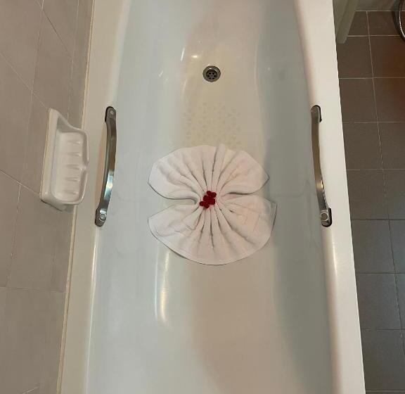 Семейный Номер, Songphanburi