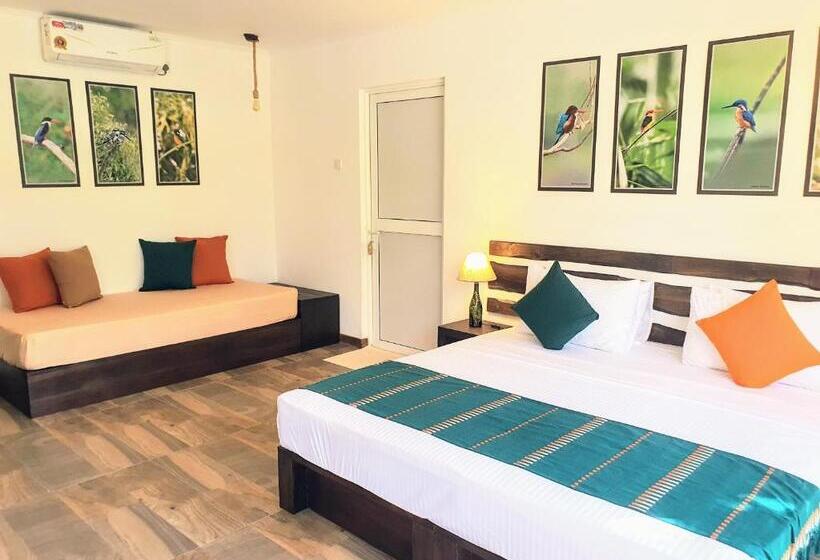 חדר דלוקס לשלושה, The Backwaters Lodge