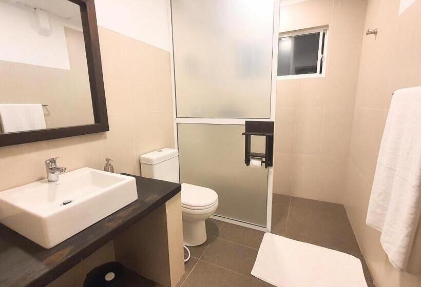 חדר דלוקס לשלושה, The Backwaters Lodge