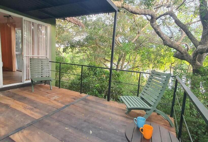 חדר דלוקס לשלושה, The Backwaters Lodge