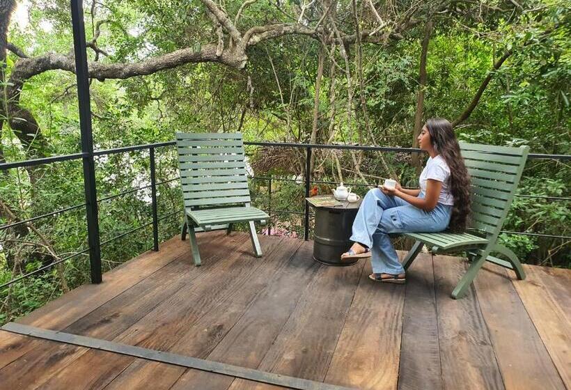 חדר דלוקס לשלושה, The Backwaters Lodge