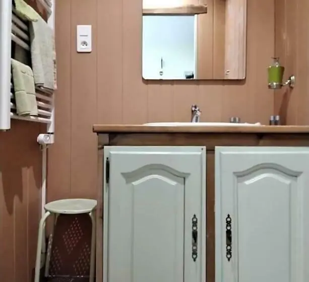 スタンダード4人部屋, Domaine De La Lucarliere