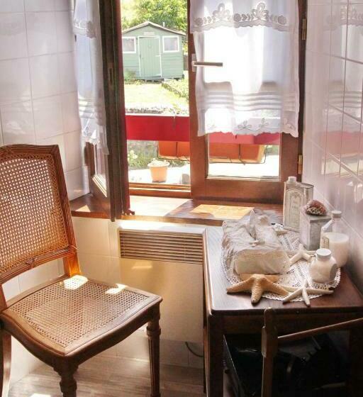 غرفة عائلية مطلّة علي الحديقة, Chez Marraine