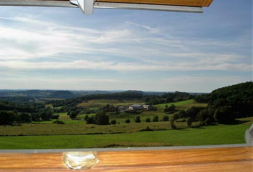 غرفة عائلية مطلّة علي الحديقة, Chez Marraine