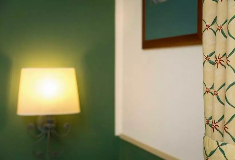 اتاق لوکس با چشم‌انداز دریا, Grande Albergo