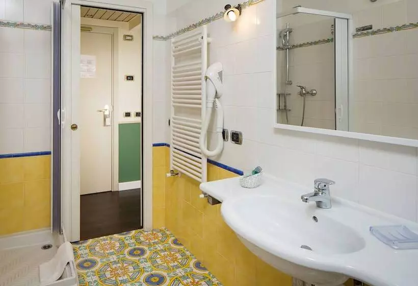اتاق لوکس با چشم‌انداز دریا, Grande Albergo
