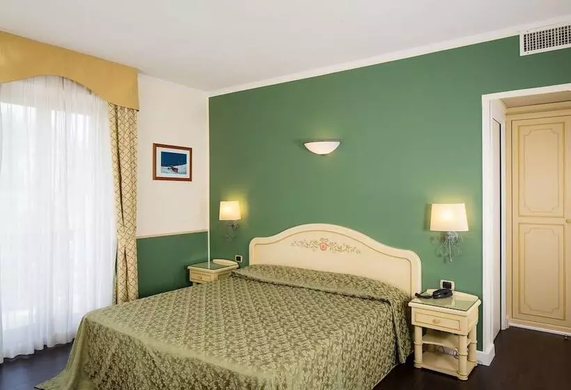اتاق لوکس با چشم‌انداز دریا, Grande Albergo