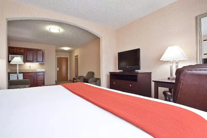 キングサイズベッドのスイートルーム, Holiday Inn Express Hotel & Suites Tipp City, An Ihg