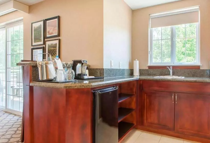 سوئیت با تخت بزرگ, Sheraton Sonoma Wine Country Petaluma