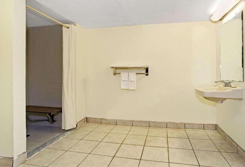 غرفة قياسية سرير كينج لذوى الإحتياجات الخاصة, Super 8 By Wyndham Fort Mitchell Cincinnati Area