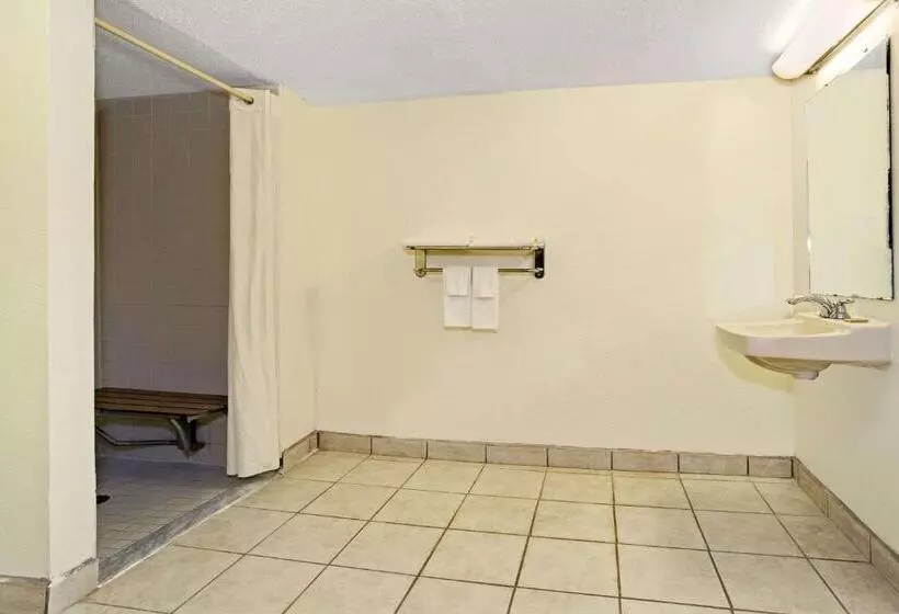 身障者適用キングサイズベッドルーム, Super 8 By Wyndham Fort Mitchell Cincinnati Area