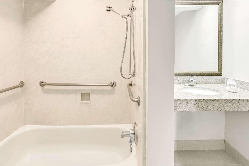 스탠다드 룸 킹사이즈 침대, Travelodge By Wyndham Silver Spring