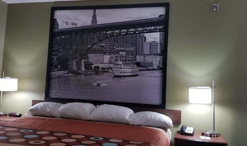 סטודיו דלוקס, Super 8 By Wyndham Bellefontaine