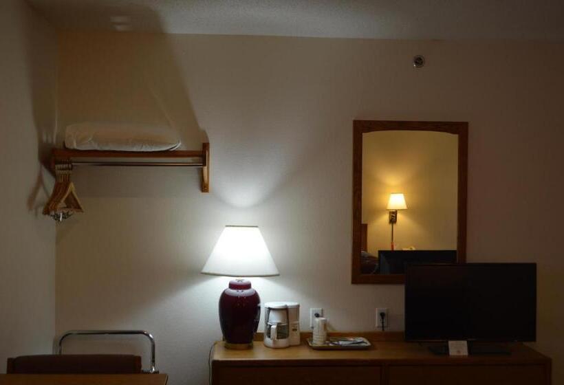 Deluxe Suite King Bed, Super 8 By Wyndham Park Rapids