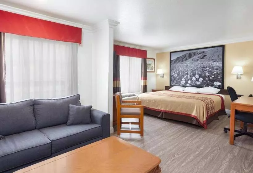 سوئیت با تخت بزرگ, Super 8 By Wyndham Santa Clarita/valencia