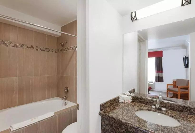 سوئیت با تخت بزرگ, Super 8 By Wyndham Santa Clarita/valencia
