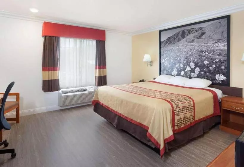 اتاق استاندارد با تخت بزرگ برای معلولان, Super 8 By Wyndham Santa Clarita/valencia