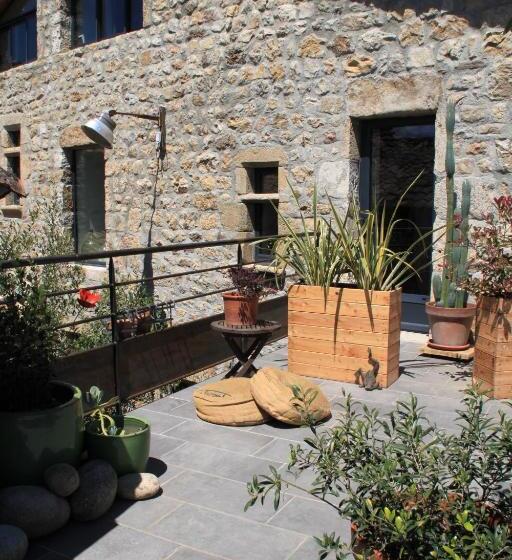 جناح مطلّ علي الحديقة, La Demeure Des Maitres