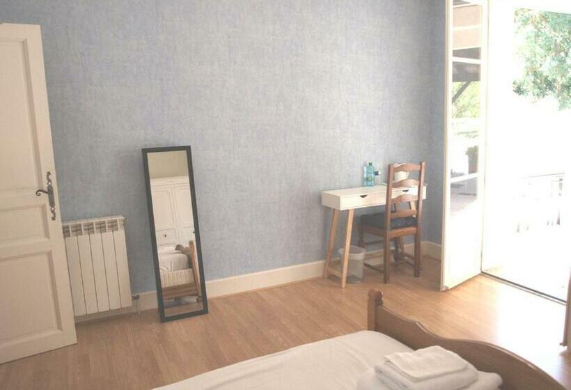 غرفة قياسية مطلّة علي الحديقة, Le Cheminard