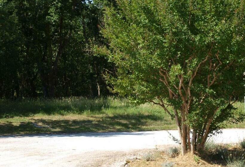 غرفة قياسية مطلّة علي الحديقة, Le Cheminard