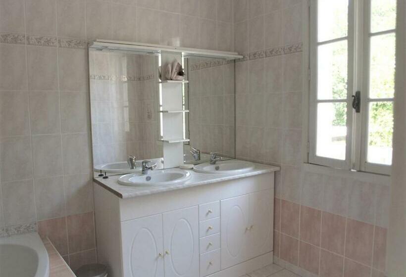 غرفة قياسية مطلّة علي الحديقة, Le Cheminard